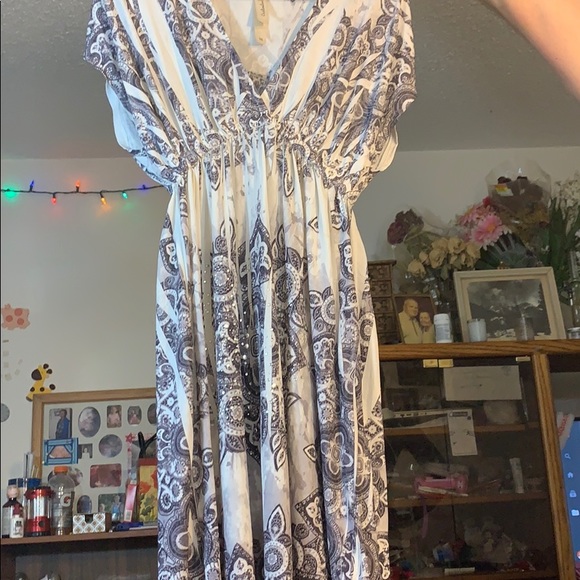 Super cute flowy dress - Picture 3 of 3